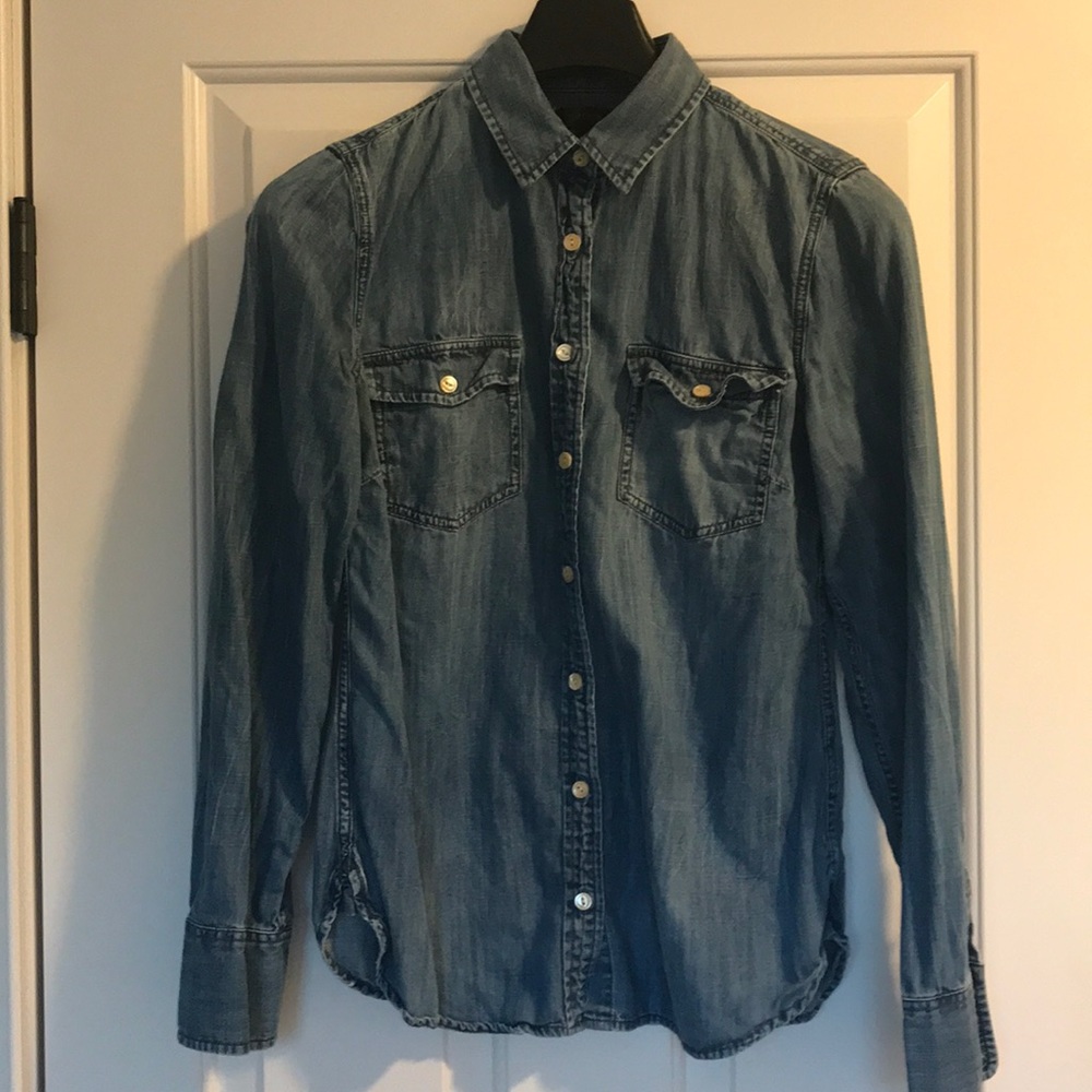 Fitted chambray button-down shirt